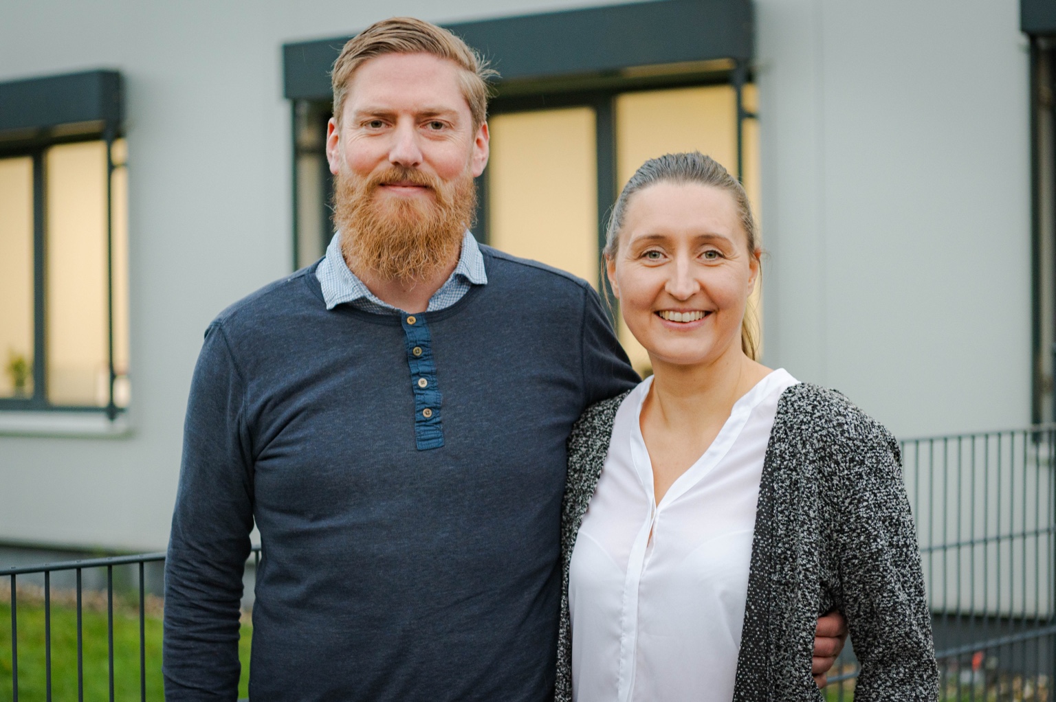 Tina und Benjamin Raschke vor dem THEISSEN Gebäude